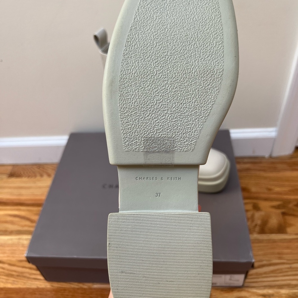 Charles & Keith: Platform Chelsea Boots - Picture 4 of 7